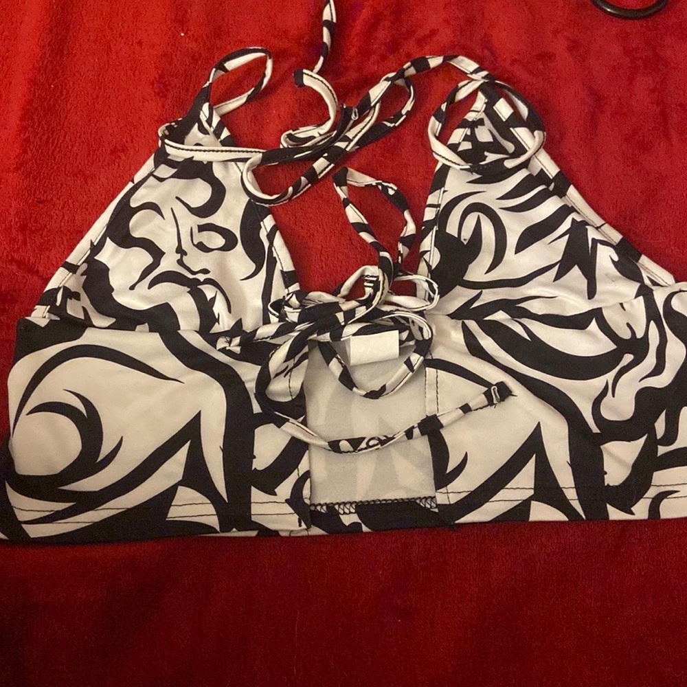 White & black pattern crop top
